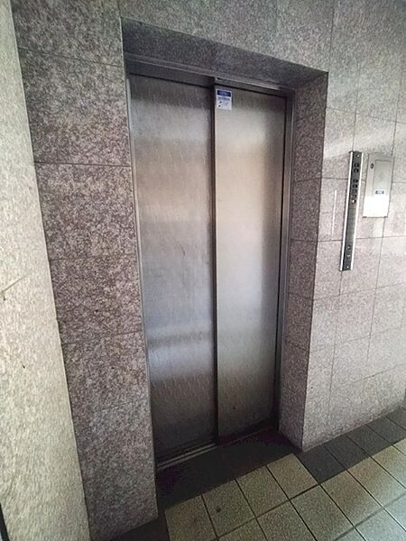 エレベーターを完備しており、高層階への移動もスムーズです。お買い物帰りや荷物が多い日も快適に過ごせます。