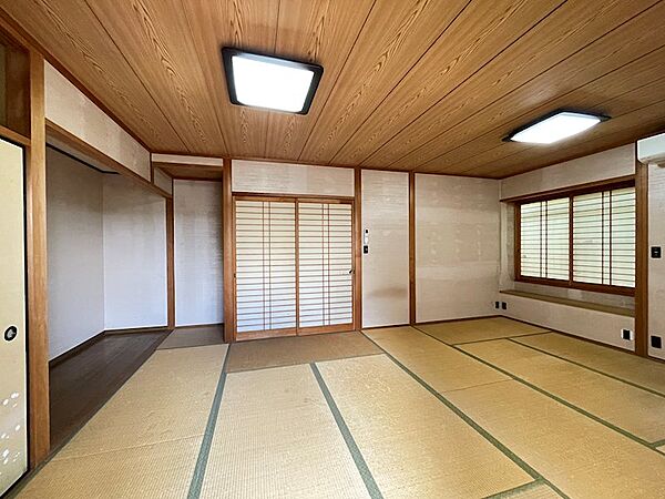 和室の落ち着いた空間で、心ゆくまでくつろぎのひとときを。障子から差し込む柔らかな光が、穏やかな時間を演出します。