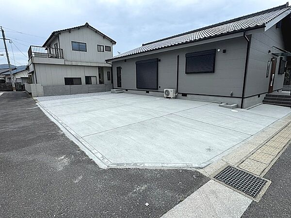 駐車場も造設して6台駐車可能です☆来客時の駐車場にも困りませんね