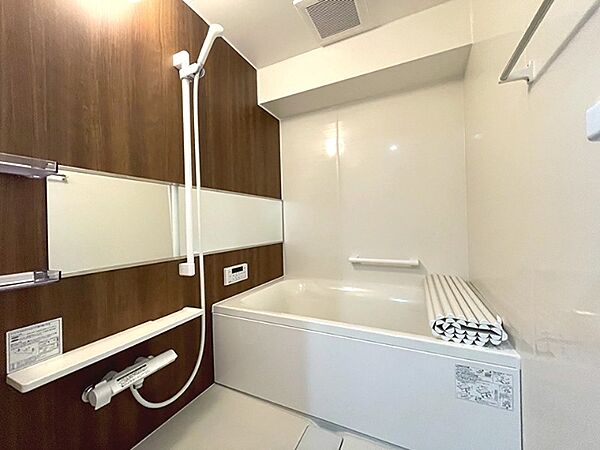 木目調の壁がアクセントの浴室。日々の疲れを癒すバスタイムをお過ごしいただけます。浴室乾燥機付きで雨の日も安心です。