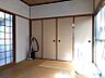 その他：採光の良い和室は、落ち着いた雰囲気でくつろぎの空間を演出します。収納も充実しており、すっきりとしたお部屋を保てます。