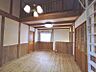 リビング/ダイニング：木材の温もりを感じる室内は、木の香りに包まれそうな落ち着いた空間です。大きな窓から光が差し込み、ロフトのある開放的なリビングで、ゆったりとした時間をお過ごしください。