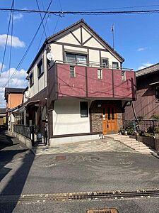 外観:落ち着いた色合いの外観が魅力的な住まい。カースペースもあり、お車をお持ちの方にもおすすめです。 外観:落ち着いた色合いの外観が魅力的な住まい。カースペースもあり、お車をお持ちの方にもおすすめです。