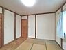 その他：和の趣を感じる居室は、畳と木の温もりが調和した空間。窓から差し込む光が心地よい時間を演出します。