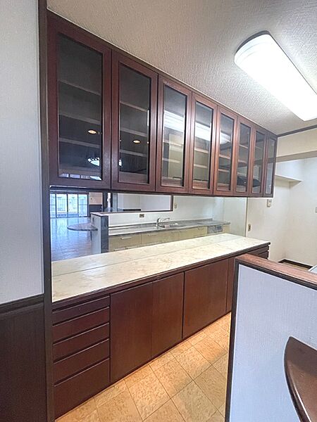 重厚感のある収納とカウンターを備えたキッチン。オープンな空間で、家族との会話を楽しみながら料理ができます。
