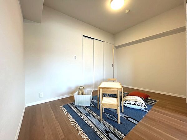 お子様の成長に合わせて様々に使える居室。たっぷり収納できるクローゼットもあり、学習スペースや寝室としても活用できます。