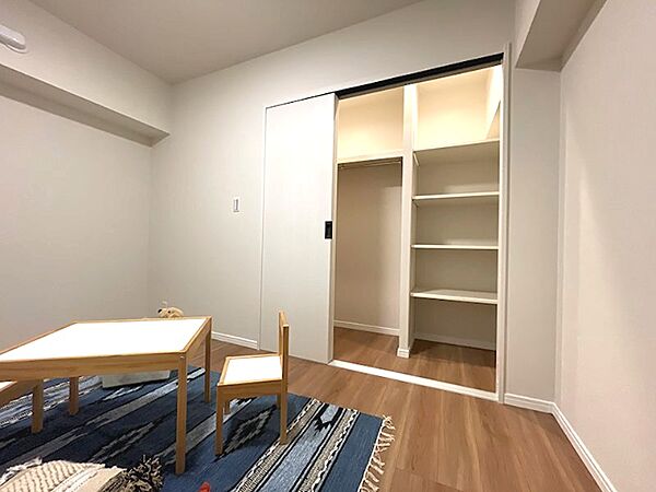 収納が充実した居室は、お子様の成長に合わせて様々に活用できます。シンプルな内装が魅力です。