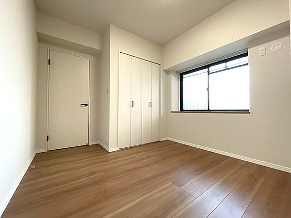 明るい光が差し込むお部屋。収納も完備されており、居室や書斎としてもご活用いただけます。