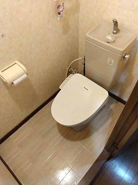 温水洗浄便座付きトイレで毎日を快適に。手洗い器一体型で省スペースにも配慮。明るい色合いの壁紙と床で清潔感のある空間です。