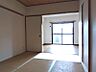 その他：和室と洋室が隣接しており、ライフスタイルに合わせて多様な使い方が可能です。日差しが差し込む明るい空間で、穏やかな時間をお過ごしいただけます。