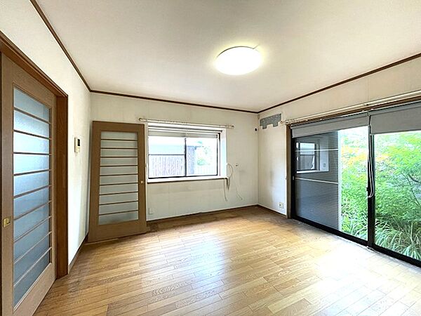 明るい木目調のフローリングが特徴のリビングです。窓からは自然光が差し込み、開放感あふれる空間を演出します。お好みのインテリアで、あなただけの快適な空間を創造してください。