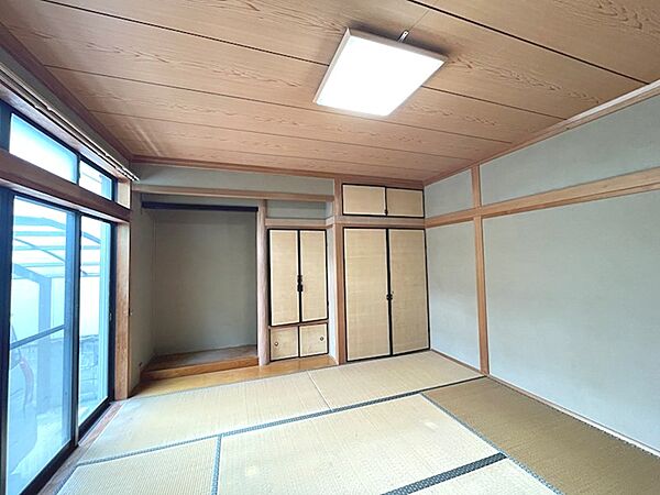 陽光が差し込む和室は、落ち着いたひとときを過ごすのに適した空間です。収納も充実しており、すっきりとした暮らしをサポートします。