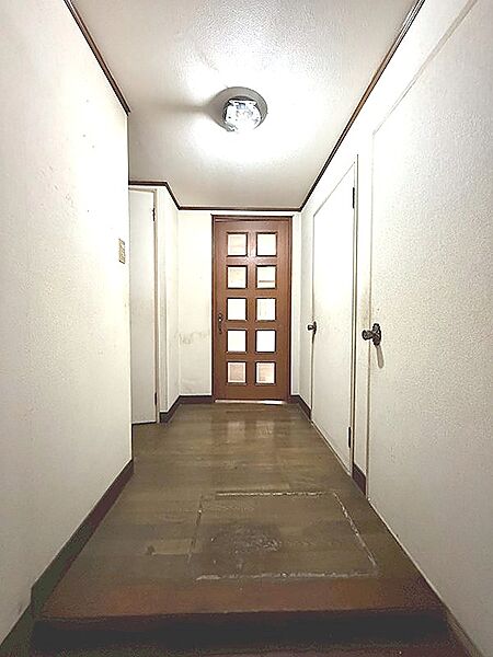 明るい照明がお出迎えする玄関は、日々の出入りを心地よく彩ります。住まいの顔となる空間で、新しい生活を始めてみませんか。