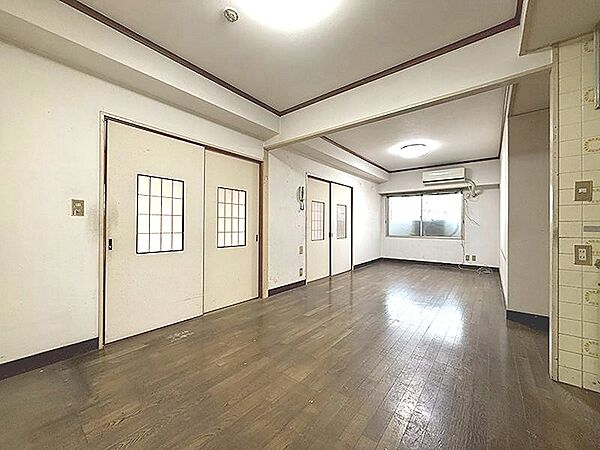 広々としたリビングは、お好みの家具を配置しやすいシンプルな空間です。明るい窓から光が差し込み、快適な暮らしを演出します。