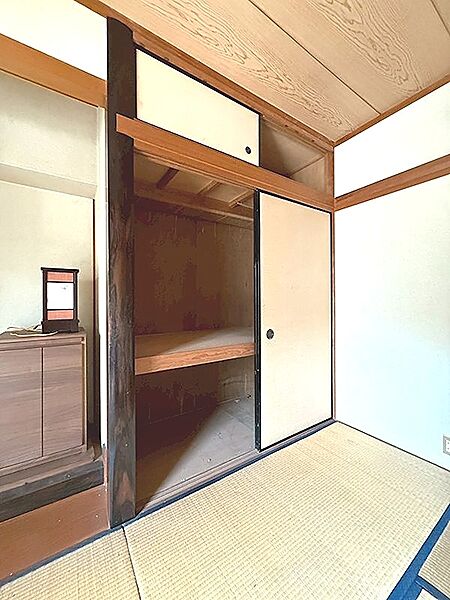和室に備え付けの押入れは、布団や季節家電の収納に便利です。上段・下段に分かれているため整理整もしやすく、すっきりとした空間を保てます。