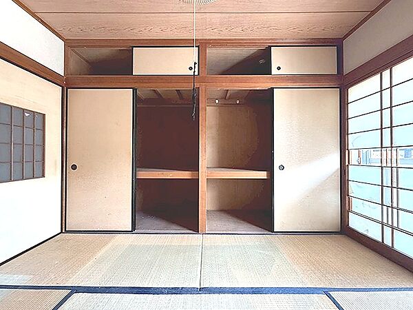 収納豊富な押入れは、布団や季節物の衣類もすっきり片付きます。上段の天袋には、普段使わない小物類も収納可能です。