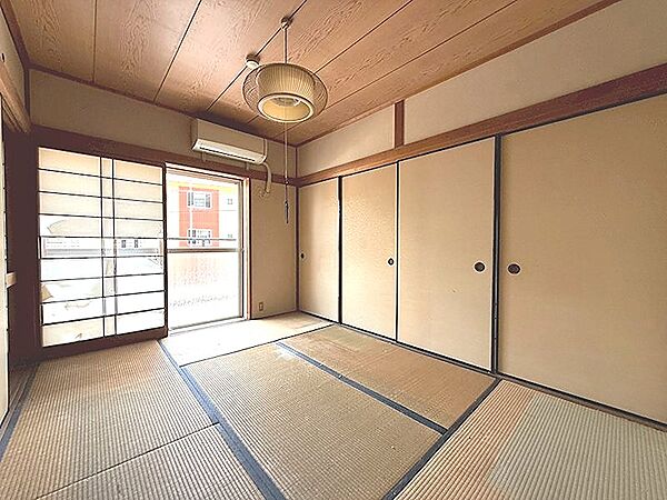和の趣を感じる和室。広々とした収納スペースがあり、お部屋をすっきりと保てます。大きな窓からは自然光がたっぷり差し込み、明るい空間です。