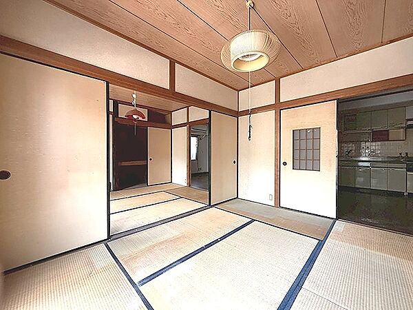 畳の香りが心地よい和室。襖を開放すれば、広々とした空間に。日本の伝統的な暮らしを体感できます。