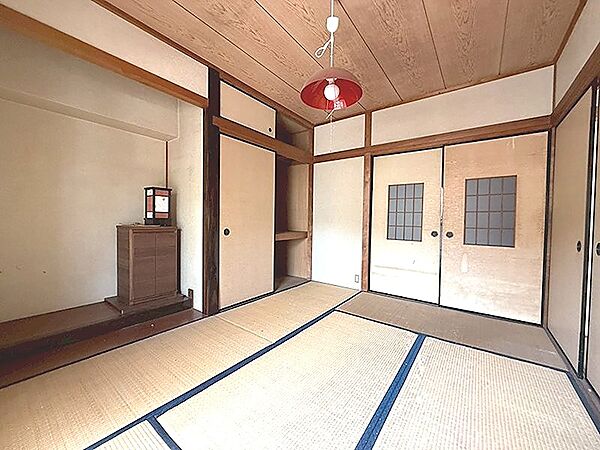 趣のある和室は、落ち着いた時間を過ごすのに最適です。畳の香りに包まれて、ゆったりとしたひとときをお過ごしください。