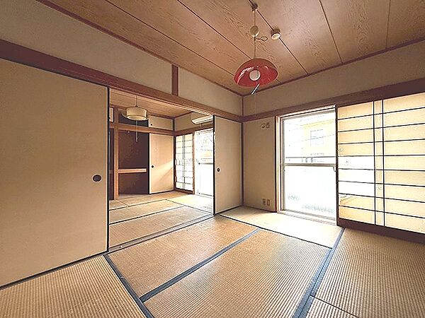 障子から柔らかな光が差し込む和室。襖を開けば、広々とした空間が広がり、家族の団らんや来客時にも活躍します。