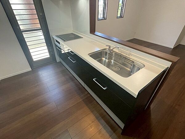 明るい日差しが差し込むキッチンは、日々の料理をより快適に。作業スペースも確保されており、使い勝手の良い設計です。