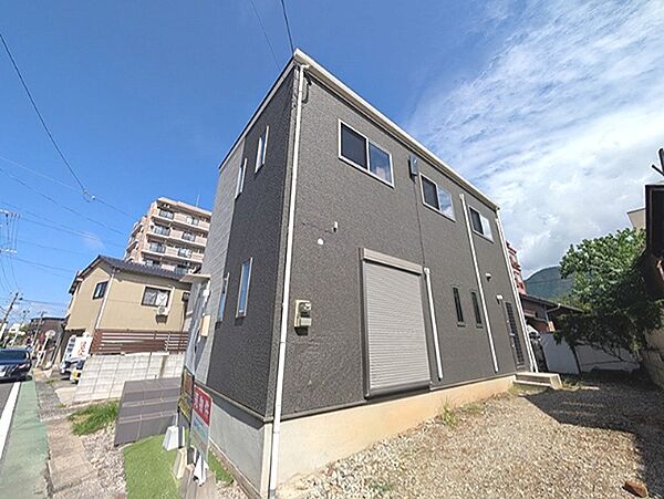 落ち着いた色合いの外観が魅力の2階建て住宅。閑静な住宅街で穏やかな暮らしを。ぜひ現地をご覧ください。