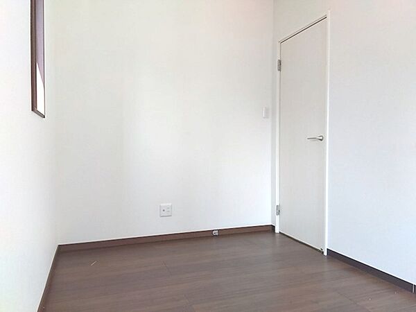 シンプルな白壁と温かみのあるフローリングが特徴の居室。お好みの家具を配置して、自分だけの空間を演出できます。