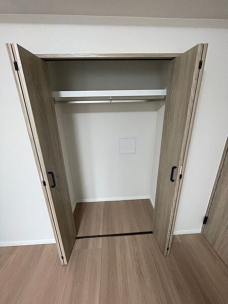 広々とした収納スペースは、季節の衣類や日用品をすっきりと整理できます。ハンガーパイプと枕棚が備わり、使い勝手も良好です。