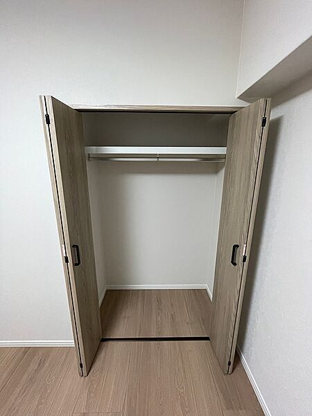 使いやすいクローゼットで、季節の衣類もすっきり収納。お部屋を広く使うことができます。