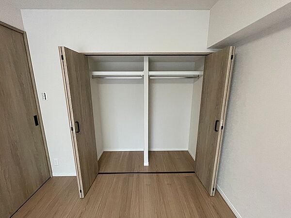 広々とした収納スペースは、お洋服や小物もすっきり整理できます。機能性とデザインを兼ね備えた、暮らしを豊かにする収納です。