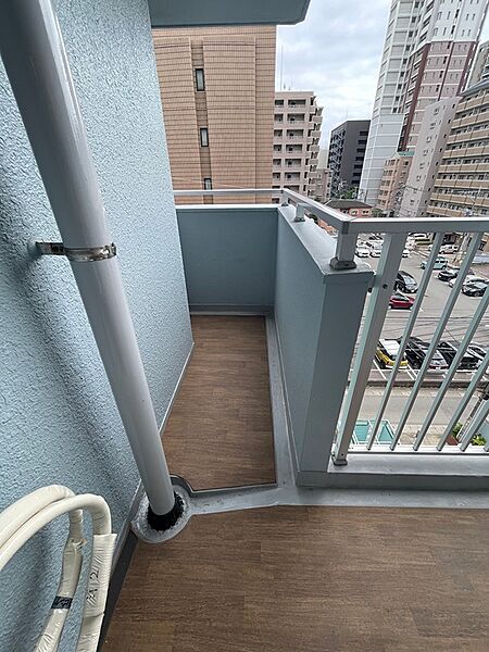 風を感じる開放的なバルコニー。街の景色を眺めながら、自分だけの時間を過ごしませんか。