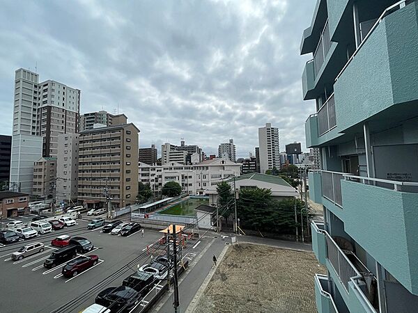 都市の活気を肌で感じる眺望。高層ビル群が織りなす街並みを望み、日々の暮らしに刺激と彩りを添えます。
