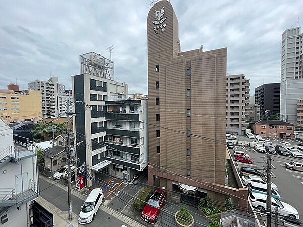 都市の活気が感じられる眺望。空の広がりと建物のコントラストが、日々の暮らしに開放感を添えます。