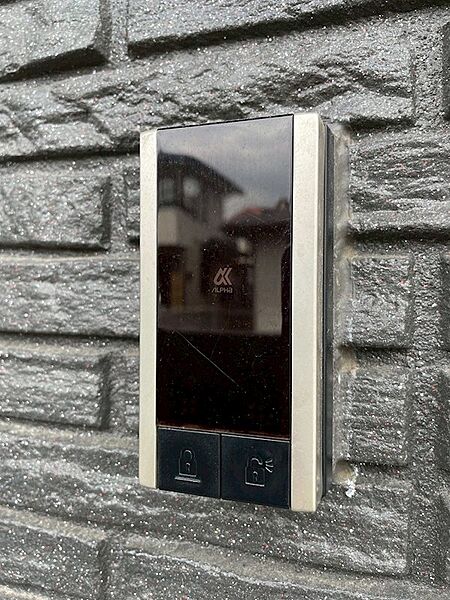 スマートキー対応の玄関ドアで、鍵の開け閉めがスムーズ。毎日の出入りを快適に。