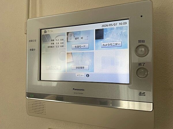 モニター付きインターホンは、来訪者の確認だけでなく、発電状況や生活モードの管理も可能。セキュリティと利便性を備えています。
