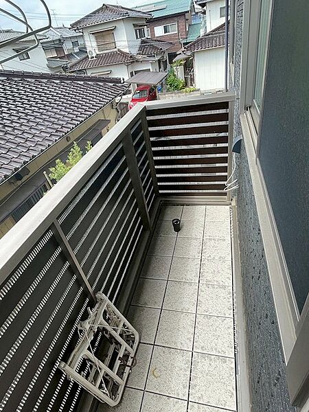 洗濯物も安心して干せるバルコニー。周辺の街並みを眺めながら、午後のひとときをお過ごしいただけます。