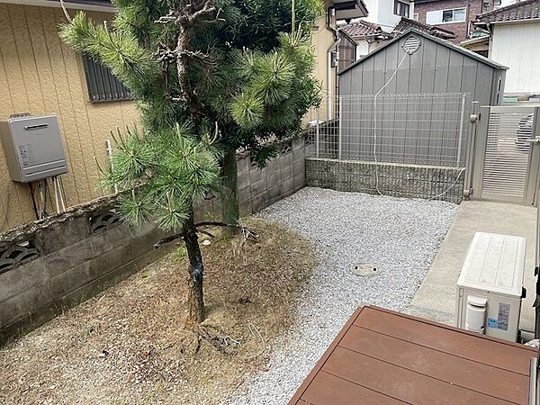 庭には植栽と砂利スペースがあり、お好みのガーデニングが楽しめます。ウッドデッキもあり、ちょっとした休憩にもおすすめです。