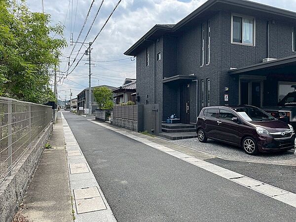 物件前面の道路は、交通量の少ない閑静な住宅街に位置しています。落ち着いた住環境をお求めの方におすすめです。※駐車スペースは、車種により2台駐車可能です。