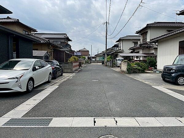 現地前面道路です。落ち着いた街並みで、ゆったりとした暮らしが叶います。駐車スペースも確保されており、お車での移動もスムーズです。
