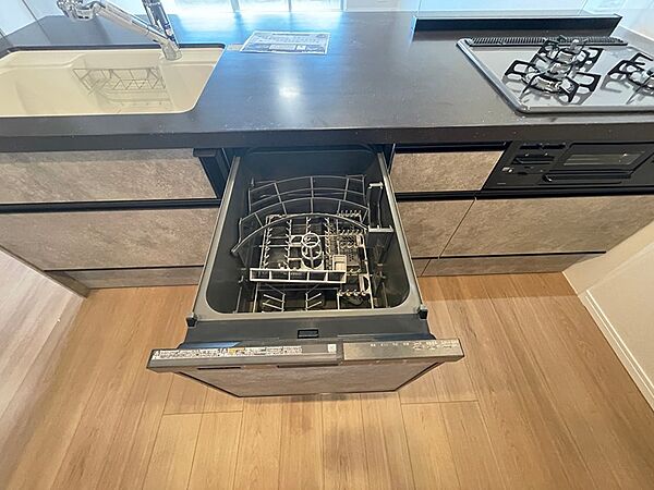家事の負担を軽減するビルトイン食洗機を完備。ゆとりの時間を生み出し、日々の暮らしをサポートします。