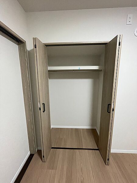 お洋服の収納に便利なハンガーパイプ付きクローゼット。枕棚もあり、荷物をすっきりと整理できます。