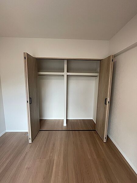 お洋服をたっぷり収納できるクローゼット。ハンガーパイプも備え付けで、すっきり片付きます。