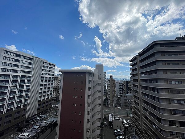 街並みを一望できる開放的な眺望。広がる空の下、都会の景色をお楽しみいただけます。 ＃眺望良好 ＃都市生活 ＃開放感