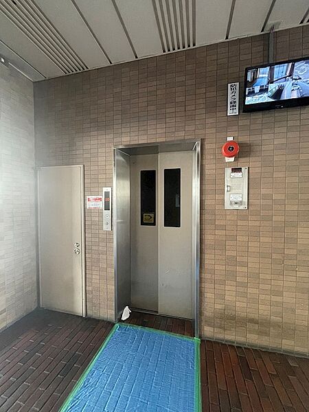 防犯カメラが設置されたエレベーターホールです。セキュリティ面も考慮された住まいをお探しの方におすすめです。