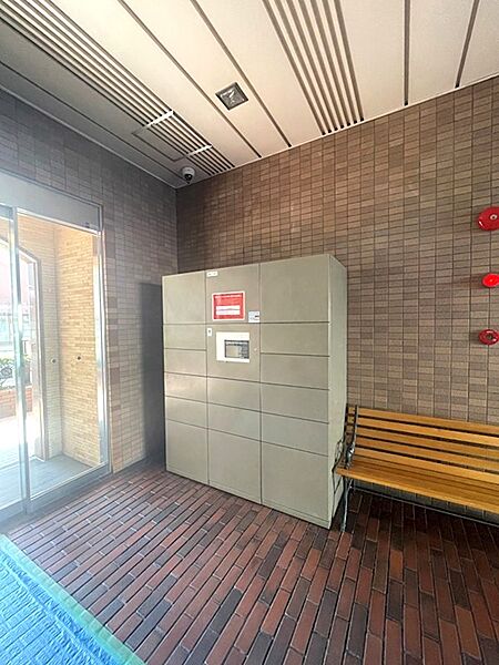 荷物の受け取りに便利な宅配ボックスを完備。共用部にはベンチもあり、ちょっとした休憩にもご利用いただけます。