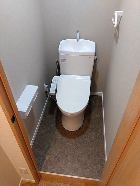 機能的な手洗い器付きトイレは、日々の快適さを追求。温水洗浄便座も備え、すっきりとした空間です。