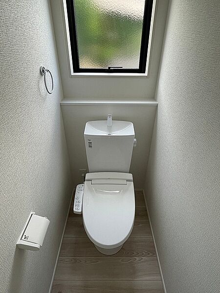 白を基調とした清潔感のあるトイレ空間。窓からの採光と換気で、いつも快適にご利用いただけます。