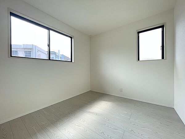 二面の窓から光が差し込む明るいお部屋。どんな家具を置こうか、想像が膨らみます。