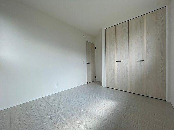 明るいフローリングとクローゼットが特徴の居室。お好みの家具を配置して、自分らしい空間を創造できます。