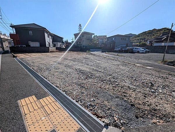 小学校は徒歩5分程度と毎日の通学に便利です